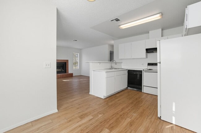 Building Photo - 2 Bedroom Unit - AVAILABLE NOW