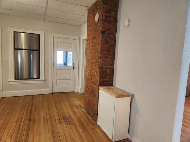 Building Photo - XL 1 bed 1 bath apartment downtown