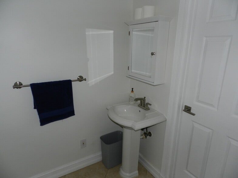 Bath room - 9501 SW 69th Ct