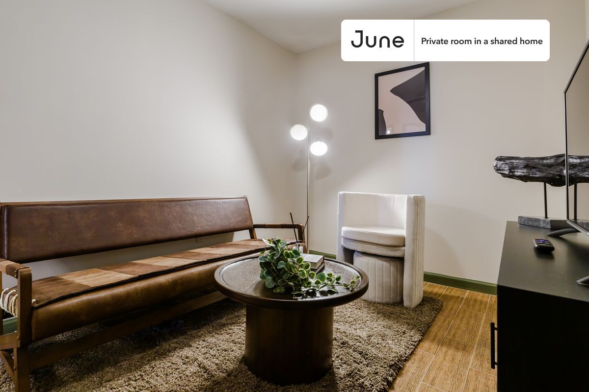 Building Photo - Private bedroom in 3 bed/1 bath Home