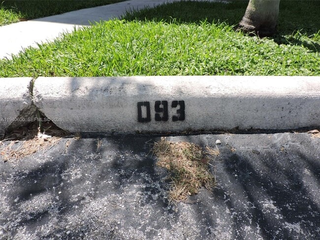 Building Photo - 6225 SW Kendale Lakes Cir