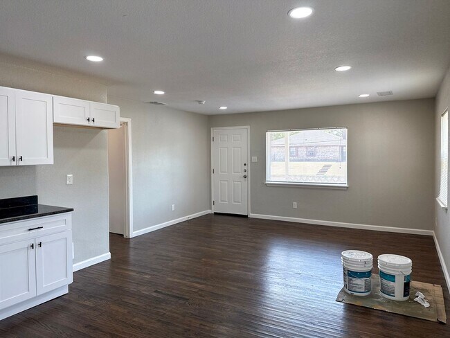 Building Photo - 2 Bed / 1 Bath / Detached Garage