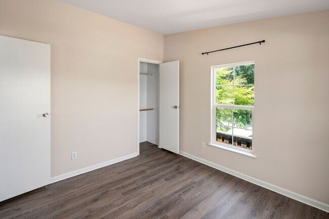 Building Photo - 307 N Poe St