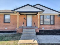 Building Photo - Remodeled bungalow near Nichols Hills