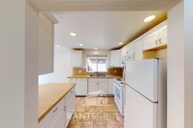 Building Photo - Lovely pet-free end unit in an established...