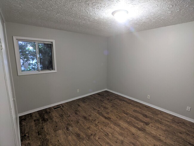Building Photo - Spacious 3 bed 1 bath ranch style home.