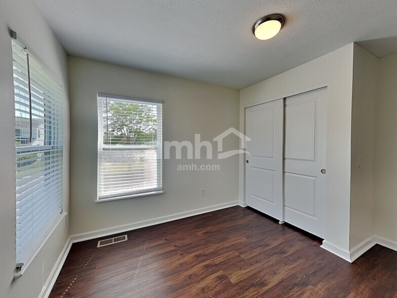 Building Photo - 136 Poe Ave