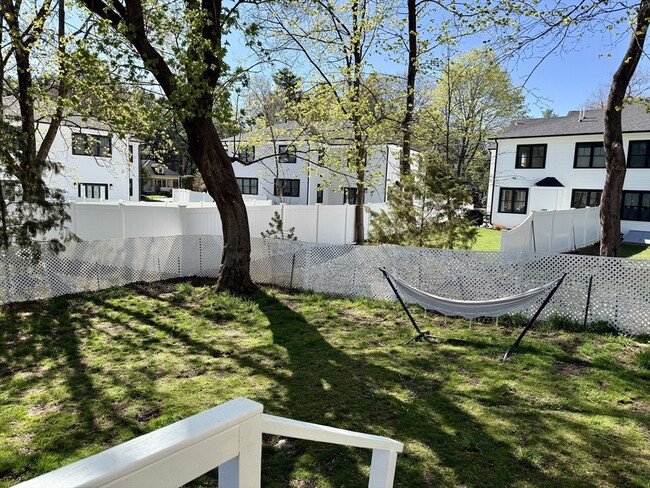 Building Photo - 21 1/2 Union St