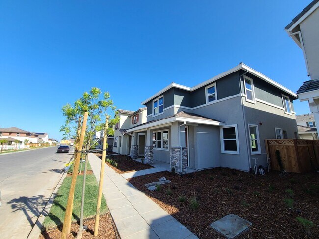 Building Photo - Stunning 4 Bedroom, 3 Bath Mountain house Home W/ Solar