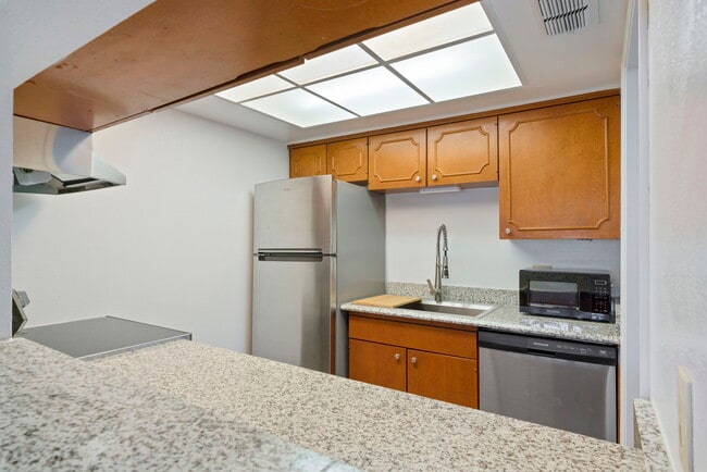 Building Photo - Chic 1-Bed Oasis with Pool & Walk-In Closets in Central San Antonio – $975/mo