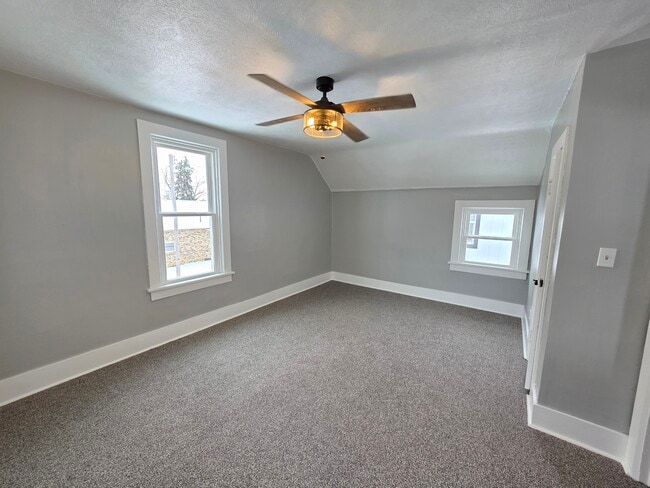 Building Photo - 129 W Perry St