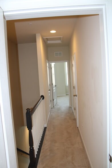 Building Photo - 829 Jarrett Ln