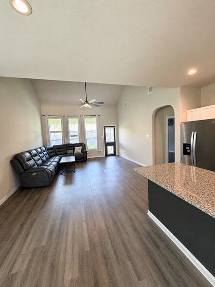 Building Photo - 2291 Raider Dr