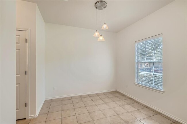 Building Photo - 271 Housefinch Loop