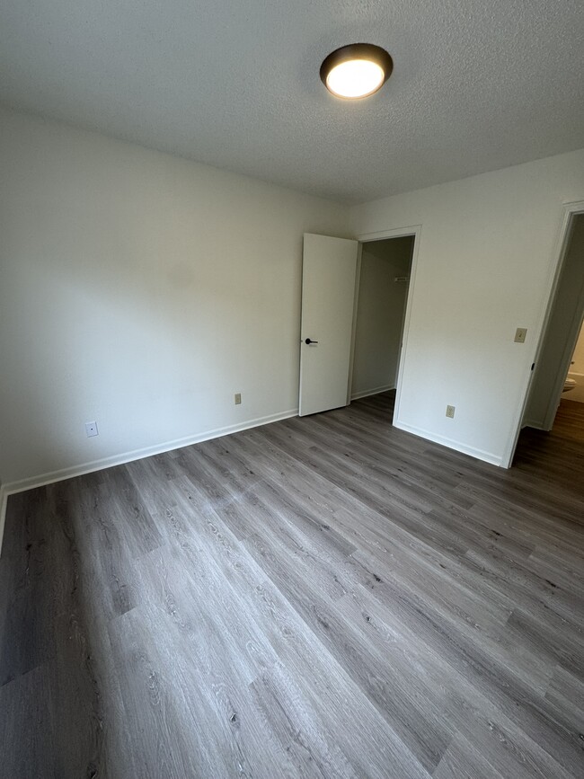 Building Photo - 395