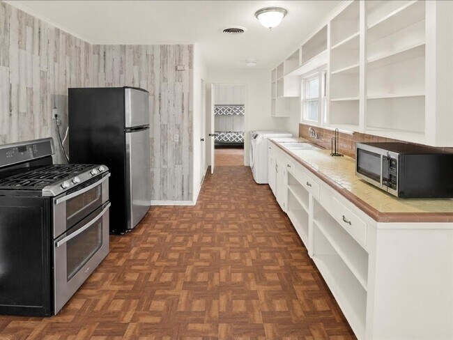 Building Photo - 6208 Walnut Hills Dr