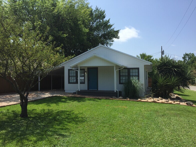 Recently updated, 3 bedroom 2 bath in downtown Springtown- near elementary school! - 310 East 3rd St.