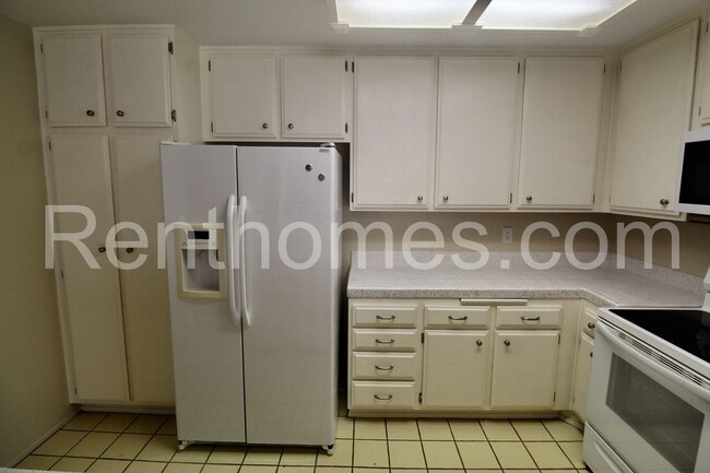 Building Photo - Mission Valley, 6747 Friars Road #132, All Appliances, AC, Fireplace, Community Pool, Spa and Fit...