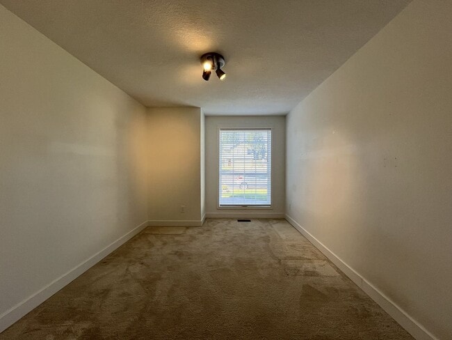 Building Photo - Beautiful Single-Level 3 Bedroom Home with Modern Kitchen and Open Floor Plan