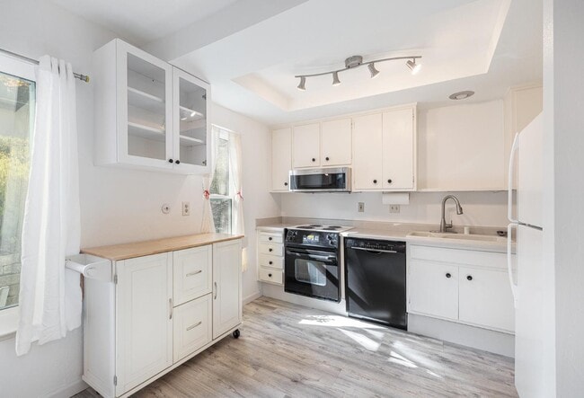 Building Photo - 1501 Skycrest Dr