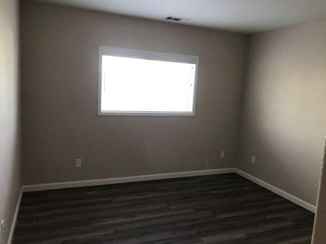 Building Photo - 2 Bedroom 1 Bathroom Apartment with Laundr...