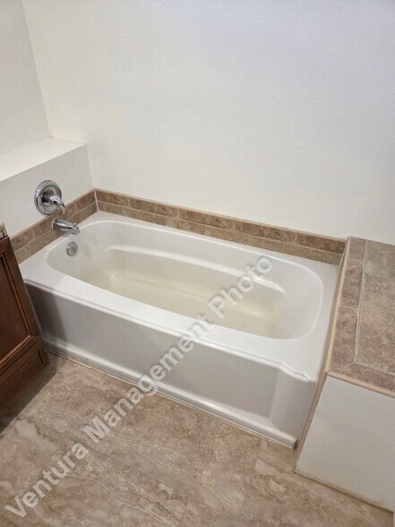 Building Photo - 2333 Lawnview Ct