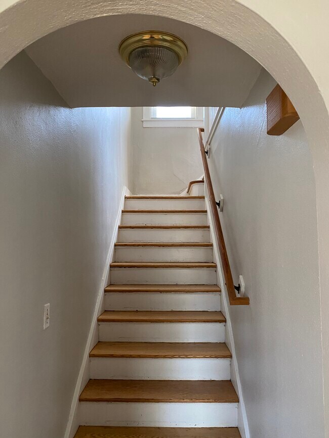 Building Photo - 74 E Iroquois Rd