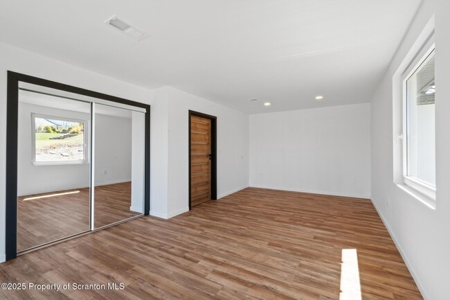 Building Photo - 203 Red Oak Dr