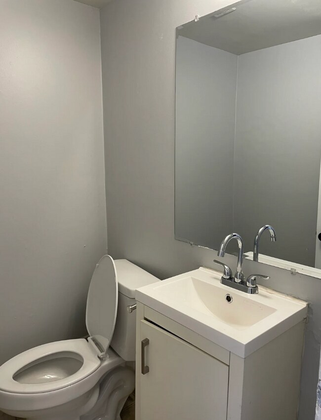 Building Photo - Spacious, affordable two bedroom townhouse in a great location in Charlotte!