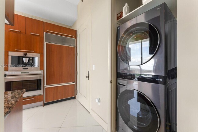 Building Photo - 15811 Collins Ave