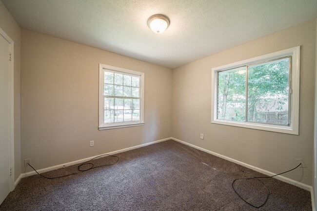 Building Photo - Move in Ready!  Spacious 3 Bedroom 2 Bath! Section 8!