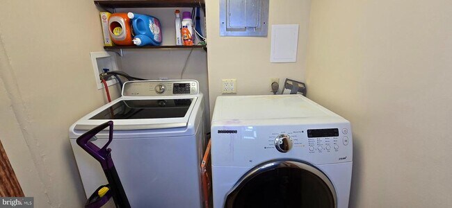 Building Photo - 9004 Flicker Pl