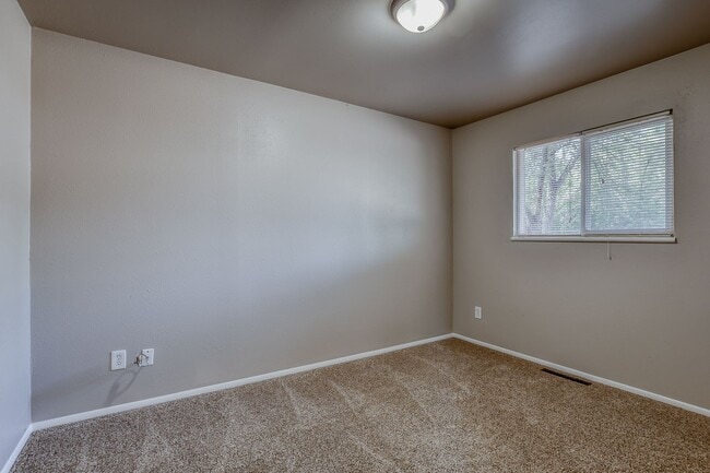 Building Photo - Centrally located 4 bedroom home!