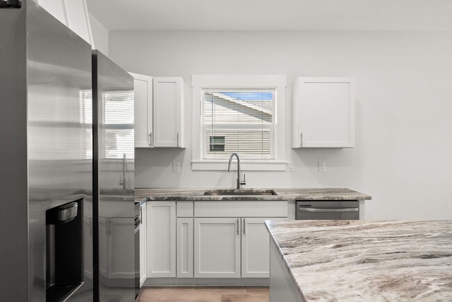 Building Photo - 2566 Oak St