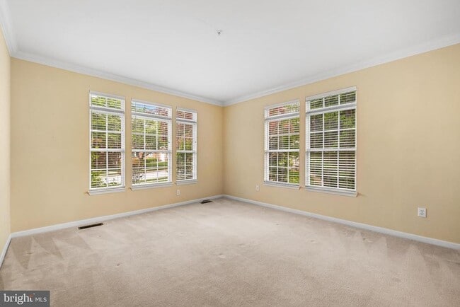 Building Photo - 530 Limerick Cir