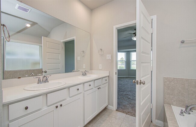 Building Photo - 2815 Dry Creek Dr