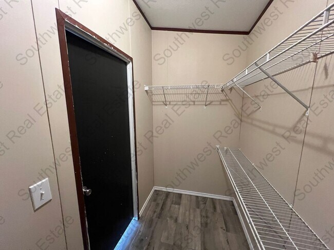 Building Photo - Spacious 3 bedrooms 2 baths home- Storage ...