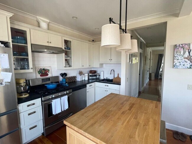 Building Photo - Enchanting 1-Bedroom, 1-Bath Oasis with Stunning Views