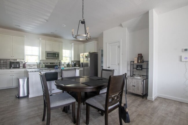Building Photo - Contemporary 4bd/3.5ba in excellent location