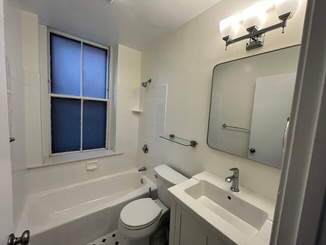 Building Photo - 2A Wellington St