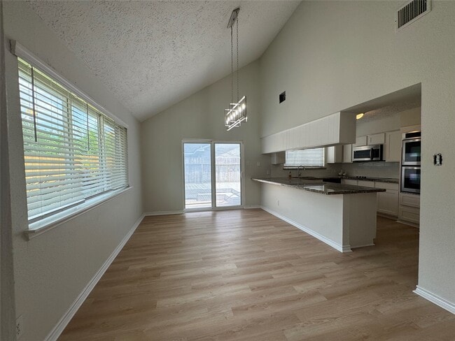 Building Photo - 22018 Elsinore Dr