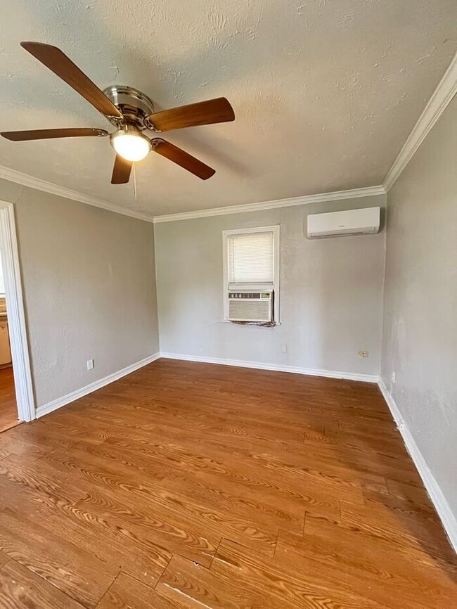 Building Photo - 2 Bed 1 Bath