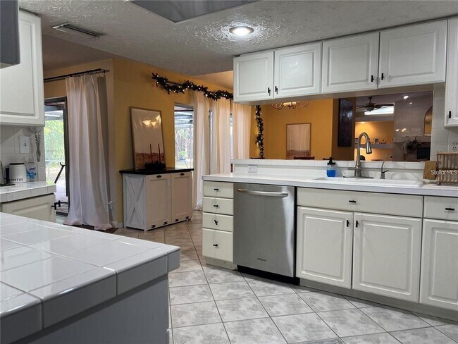 Building Photo - 8748 Forest Lake Dr