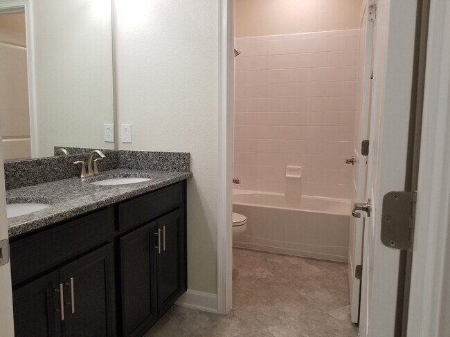 Building Photo - Must See Oaks at Moss Park Home!