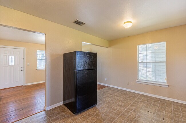 Building Photo - 215 Legion Dr W