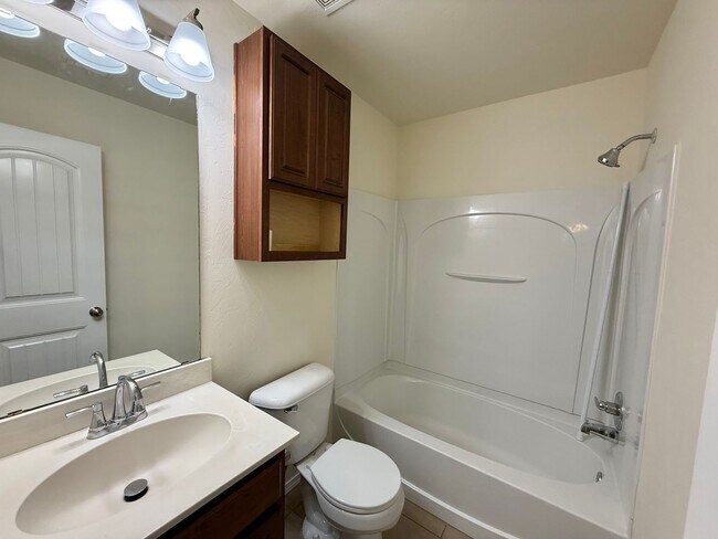 Building Photo - Great 3 Bed 2 Bath in Valencia Neighborhood