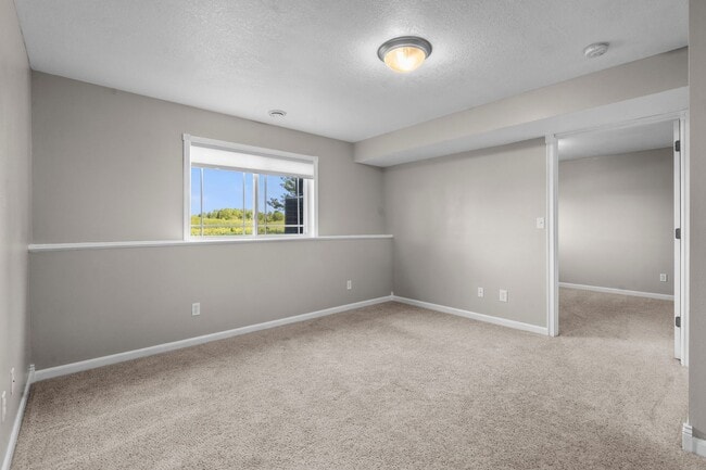 Building Photo - Beautiful End Unit Condo - 4 Bedrooms, Lin...