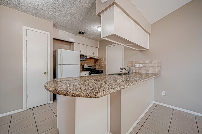 Building Photo - 7027 Inkberry Dr