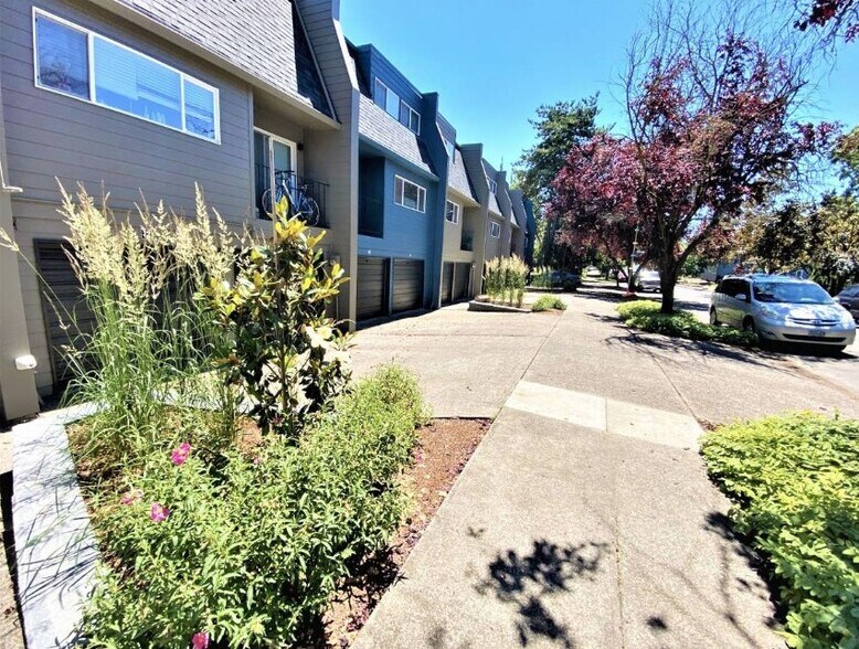 Building Photo - 3055 SE 20th Ave
