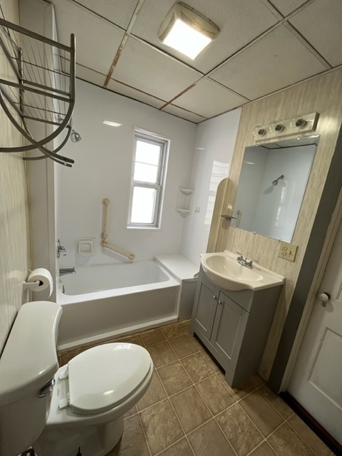 Bathroom - 1221 W Walnut St